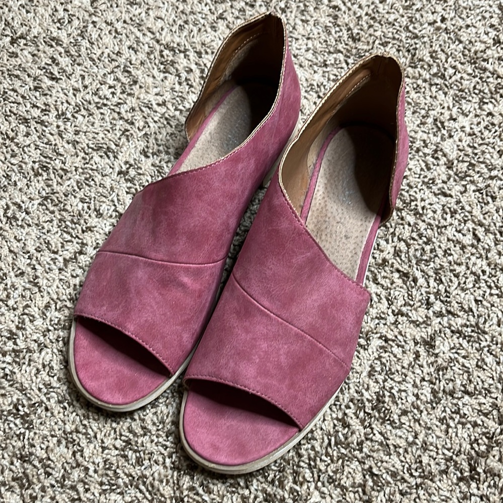 Adorable flats with cut out details! Womens size 10